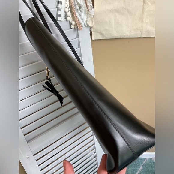 ♠️KATE SPADE Black Tote with Sleek Design & Bow Hang Charm - Picture 4 of 12